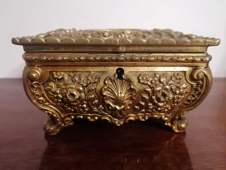 Elegante Caixa de Joias Vintage em Bronze Cinzelado