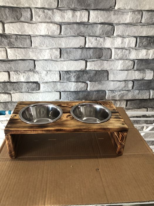 Stojak z miskami dla psa