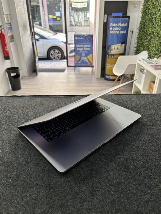 MacBook Pro 15 Core i7 6-Core 2.6 |  512 SSD GB | 16GB