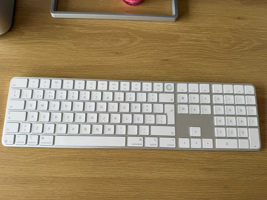 Mac mini M4 Apple + Magic Keyboard Touch ID Apple + Monitor HP