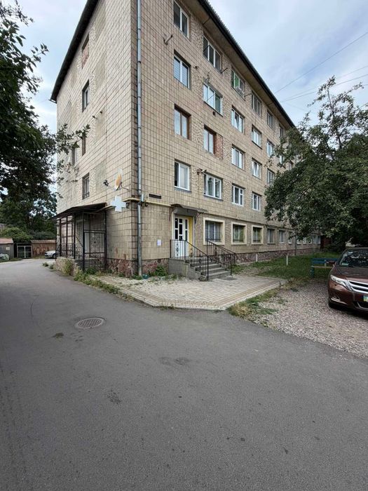 Офісне приміщення з парковкою..