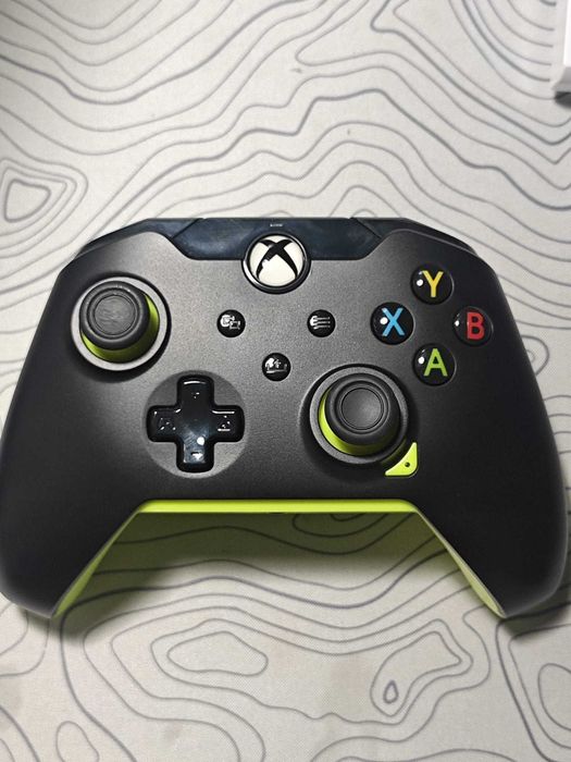 Xbox Series S 1TB Preta + 2 Comandos | Caixa Original