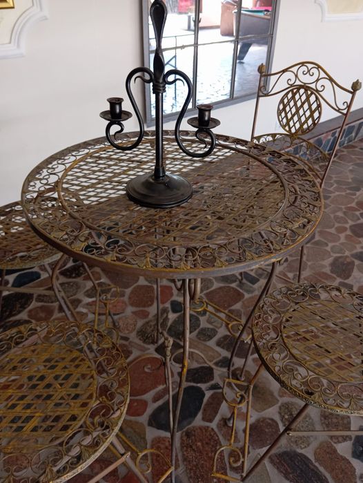 Stół metalowy wraz z krzesłami