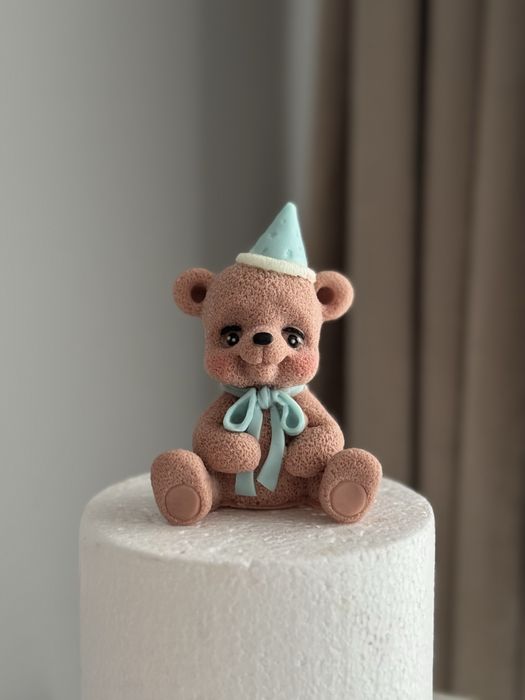 Miś z czepeczką i kokardą Figurka na tort