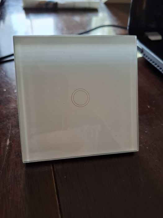 Szklany wącznik dotykowy Tuya Wifi bez linii N Uszkodzony