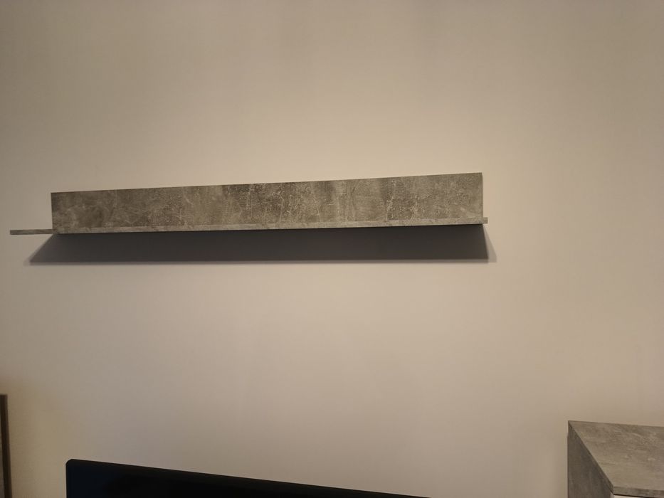 Zestaw mebli do salonu z witrynami biel+ jasny beton