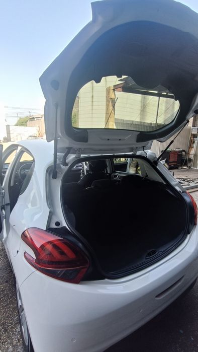 Peugeot 208 style1.200 VTI 84cv
2018
gasolina