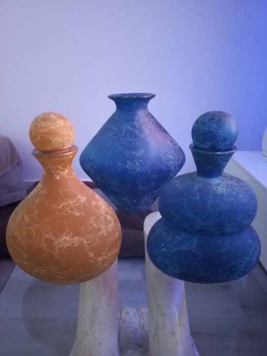 Louça decorativa azul e amarelo.