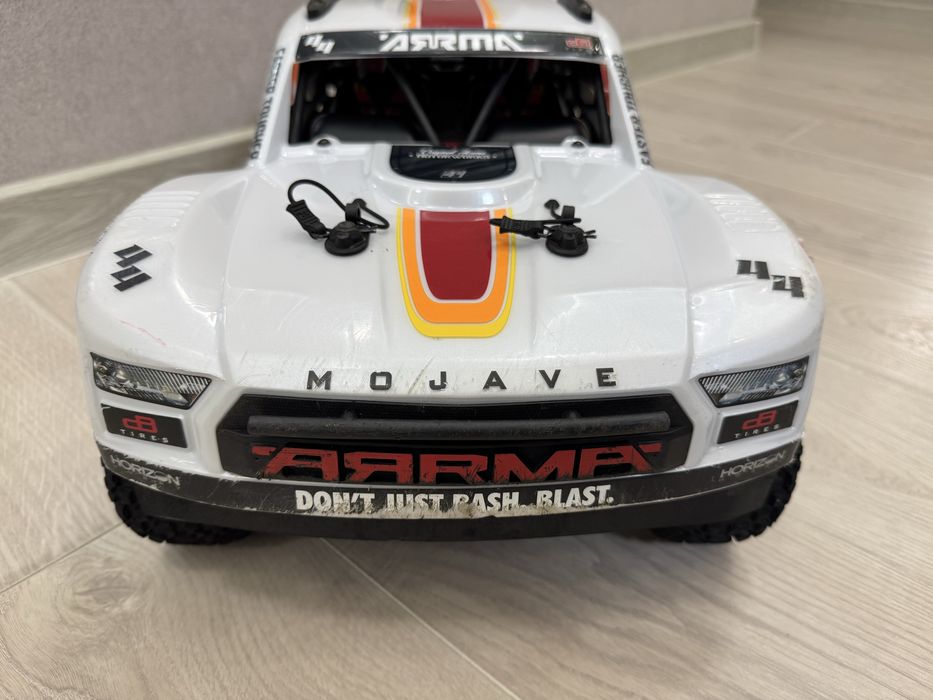 Машинка на радиоуправлении Arrma 1/8 MOJAVE 4S 4X4