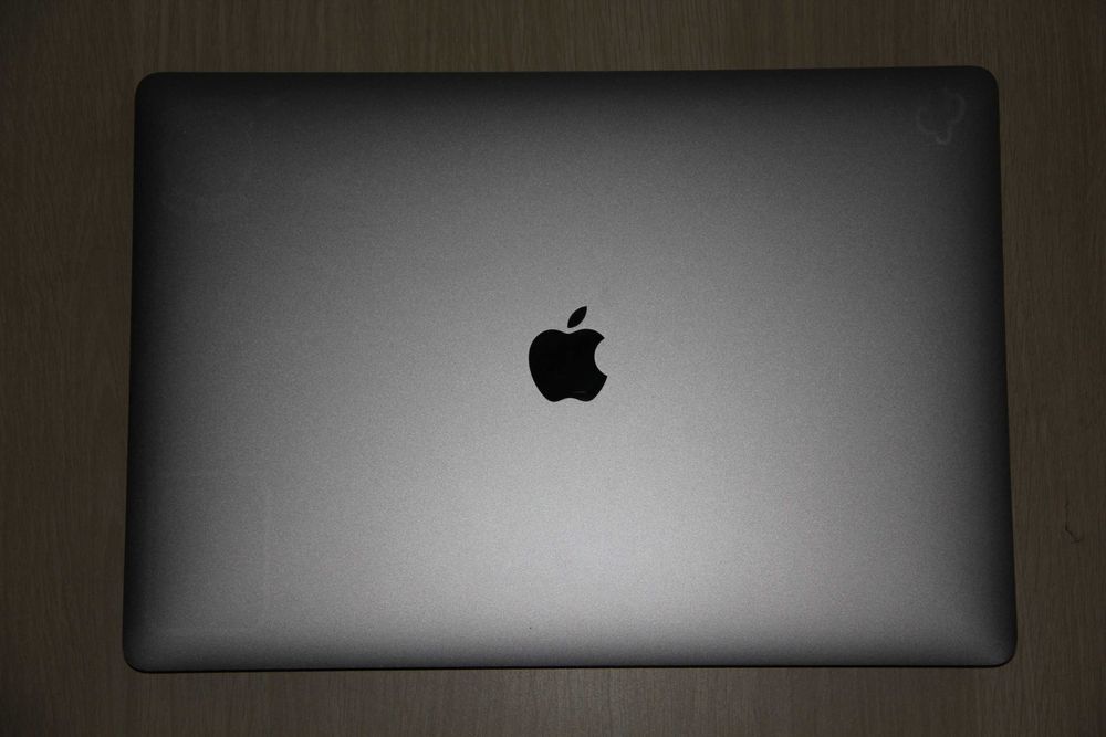 MacBookPro 15.4-inch Retina LED-backlit display with IPS; 2880 by 1800