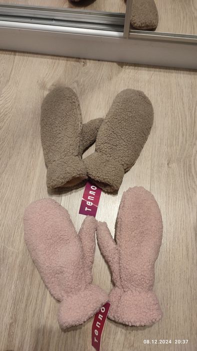 Варежки женские.