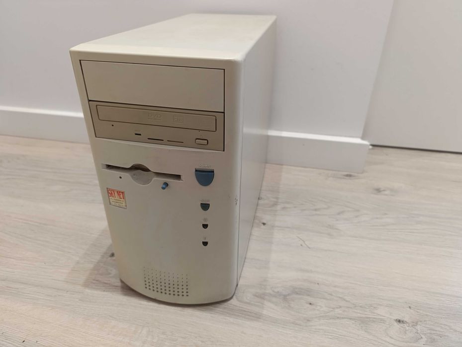 Stary komputer z procesorem Intel Pentium I MMX 200Mhz retro