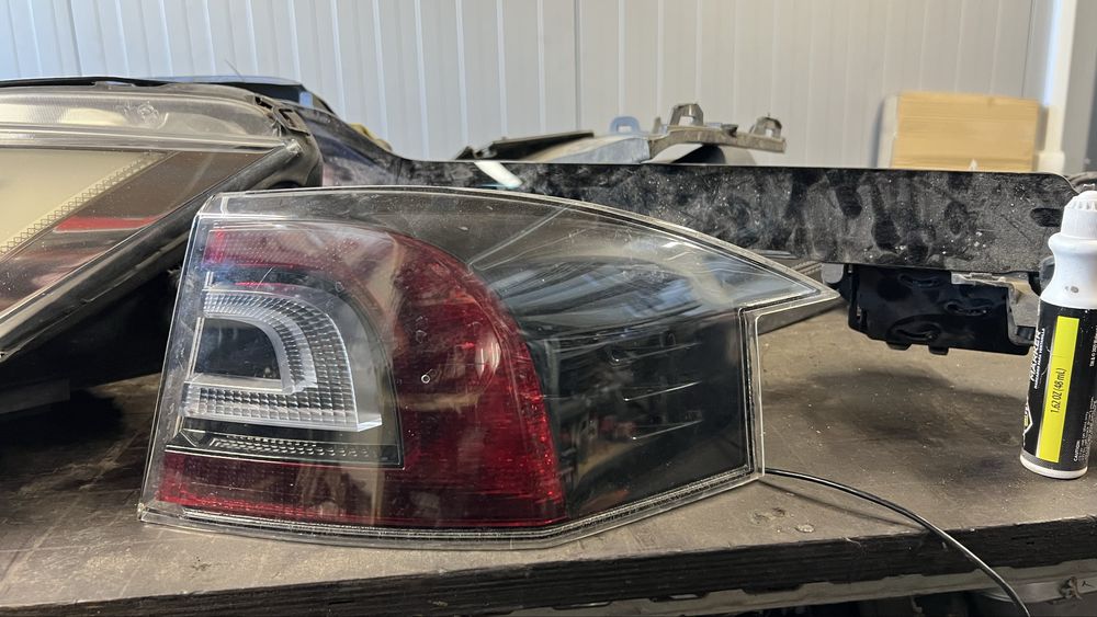 Правий ліхтар у крило Tesla Model S (2012–2020)