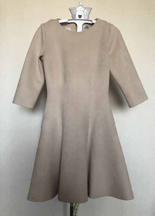 Коротка світла бежева замшева святкова міні сукня плаття