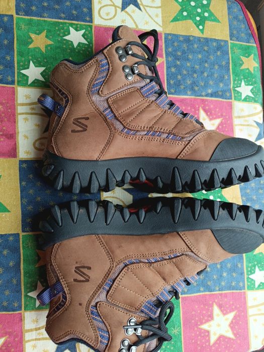 Жіночі трекінгові черевики Salomon.