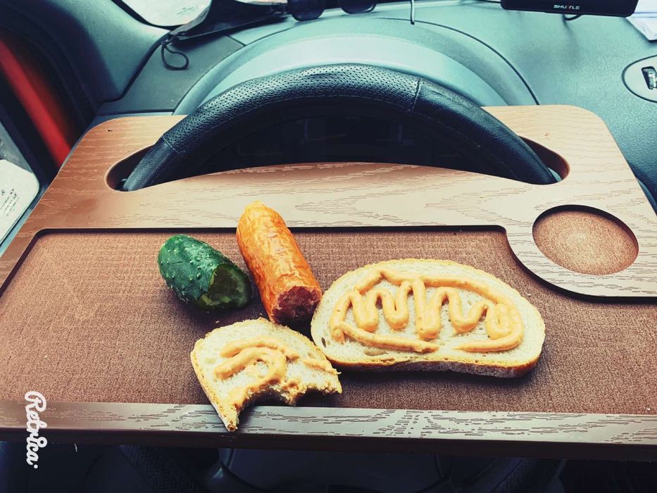 Стіл - підставка в авто