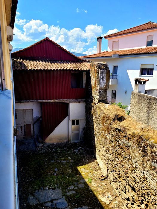 Edifício com logradouro