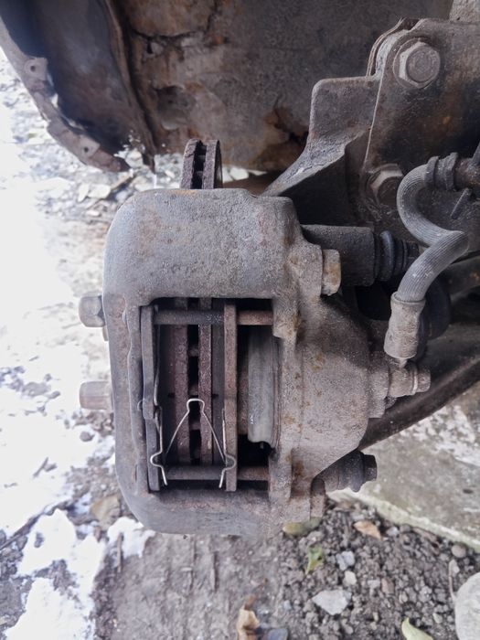 Суппорта-тормозные диски и колодки Мазда323F 1993г. Слепая