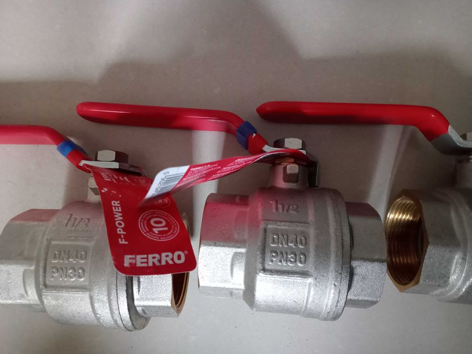 Zawory kulowe 1 1/2" FERRO. Zestaw 4 sztuk.
