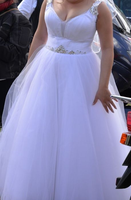 Suknia ślubna wiązana z tyłu