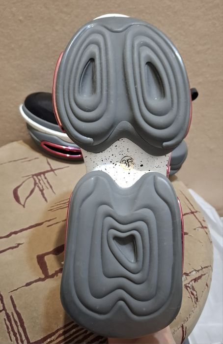 Кросівки.  шкіряні