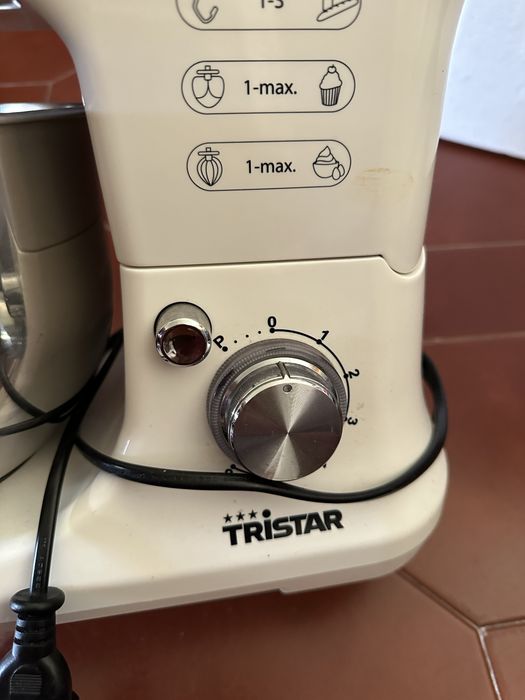 Batedeira Tristar com tigela inox e 3 acessórios (batedor, gancho e pá).