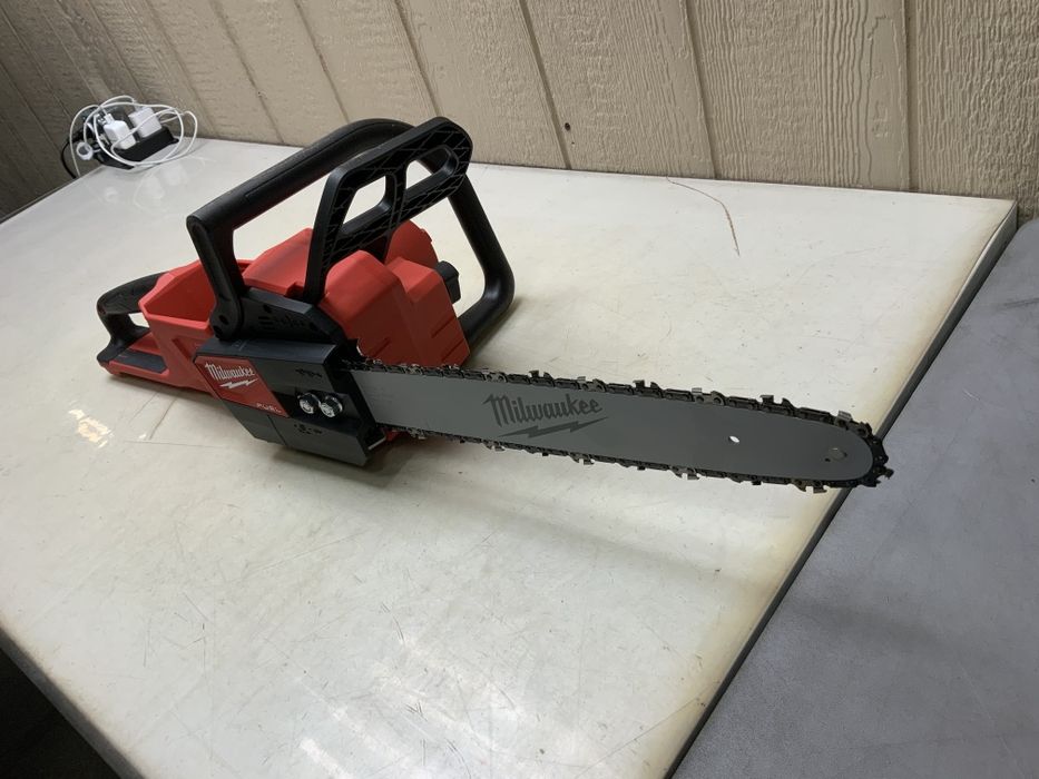 Безщіткова акумуляторна ланцюгова пила Milwaukee M18 2727-20 FUEL