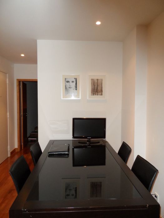 Vendo mesa Area Store em madeira wengue escura