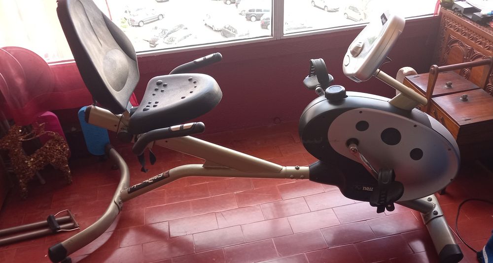 Bicicleta de ginástica, c/encosto e braços.