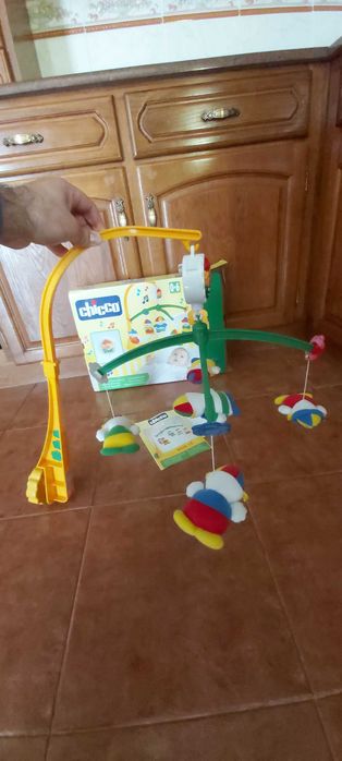 carousel de bonecos com musica para adormeer. Prende na cama ( chicco)