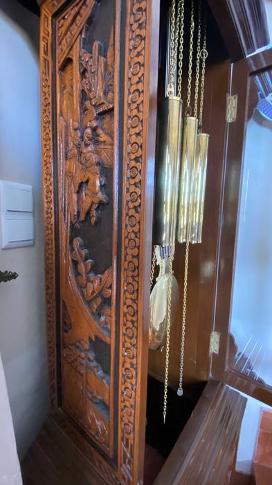 Relógio do piso ( de pêndulo ). Estilo Oriental. Esculpido à mão