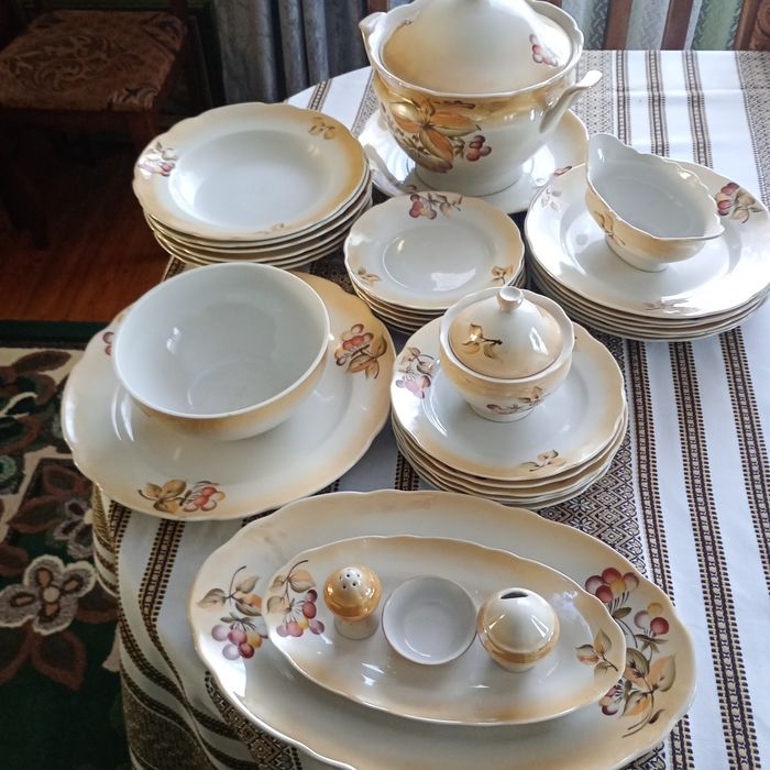 Вінтажний столовий сервіз виробництва 80-х років минулого століття