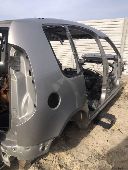 Четверть задня ліва права skoda roomster , praktic