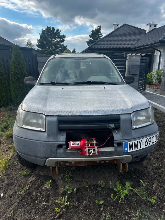 Samochód z pługiem i wyciągarką