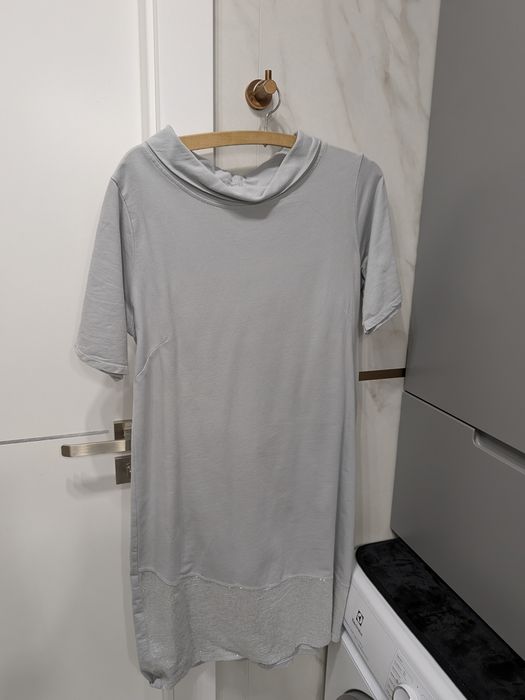 Sukienka z połyskująca aplikacją