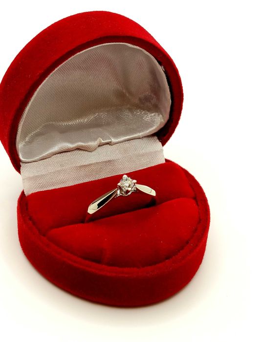 Złoty pierścionek z Brylantem 0,137 Pr.585 W:2,02gr Roz.15