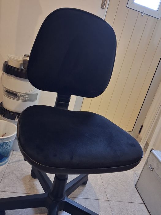 Cadeira de escritório com tecido veludo preto