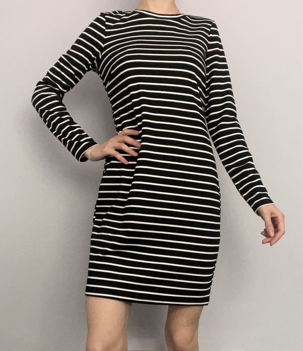 Piekna nowa sukienka w smuzke do kolana