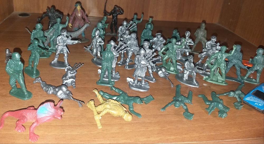 Солдатики игрушечные, разнобой.