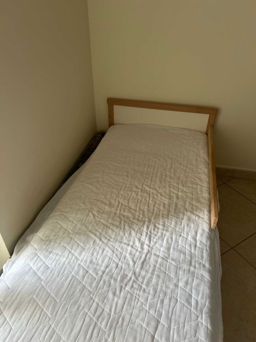 Cama (sommier) com cabeceira e grade. IKEA