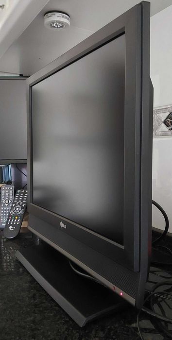 LCD LG 20LS5R - 51 cm 4:3 + Recetor TDT Sigmatek DVBR-50HD