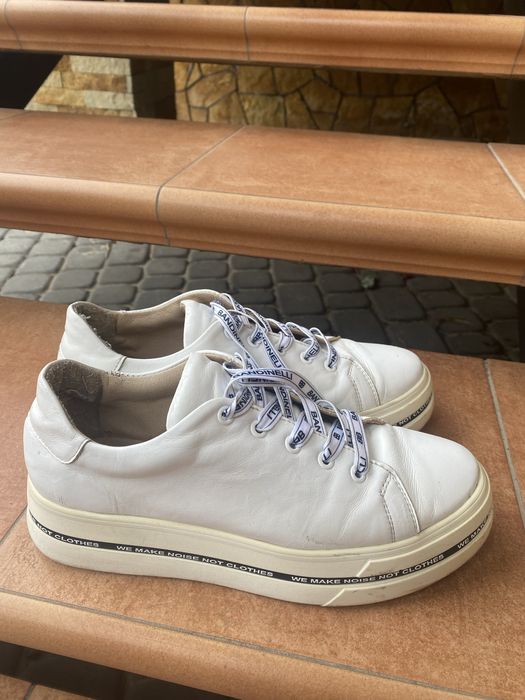 Білі жіночі кросівки