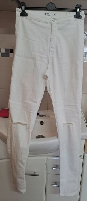 Spodnie białe skinny z dziurami. Sinsay. Rozmiar 40. Stan idealny