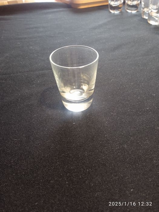 Набір. Маленькі чарочки на дерев'яній таці.