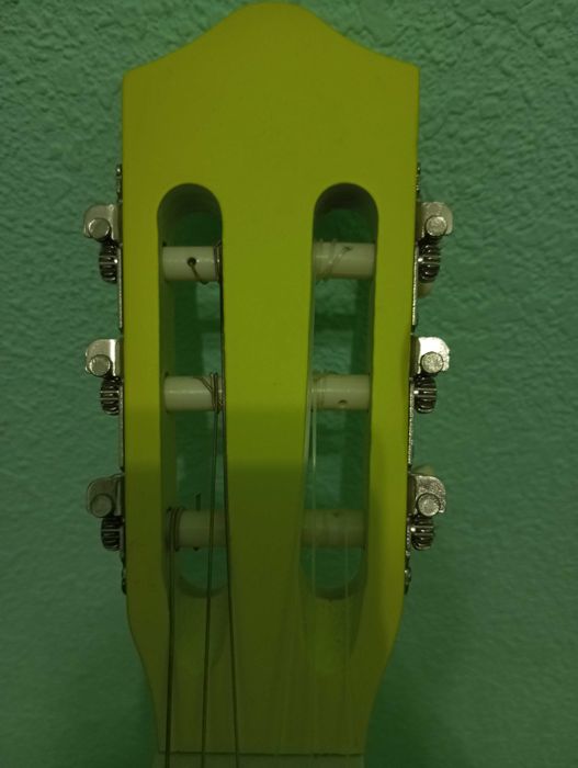 Гітара лимонного кольору