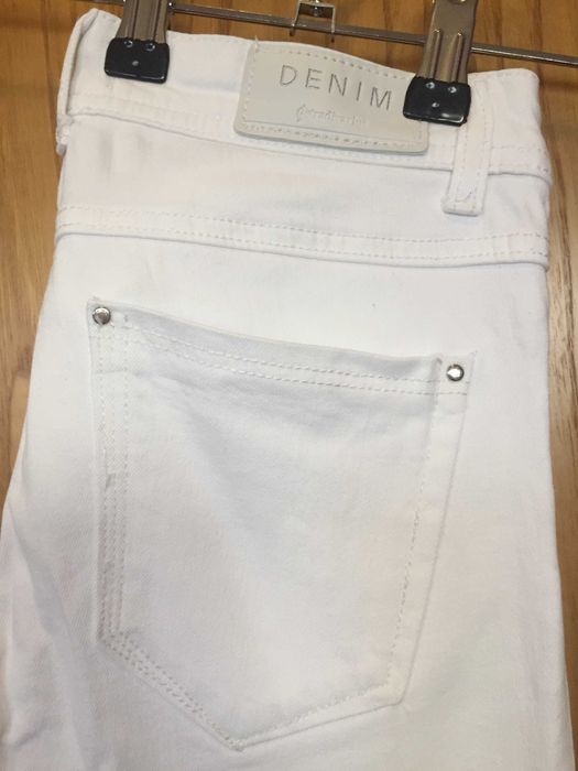 Conjunto calça branca stradivarius e top às riscas