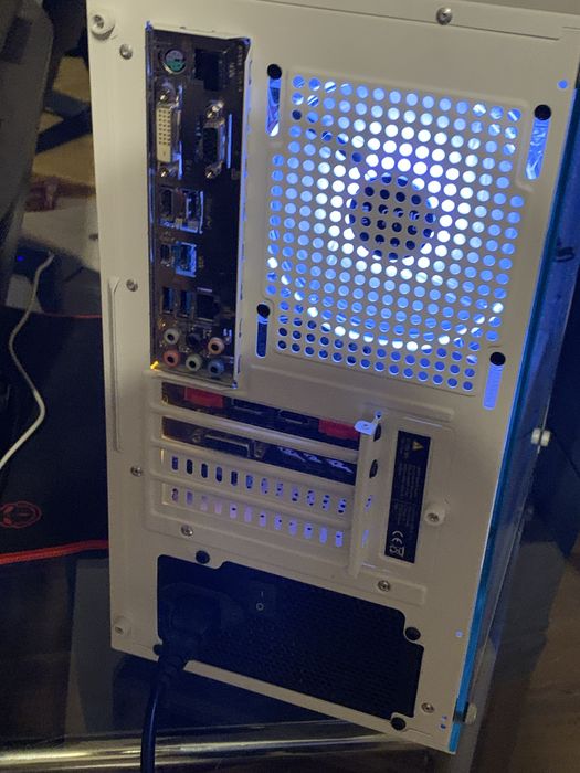 Witam sprzedam Komputer gamingowy  z windows 10