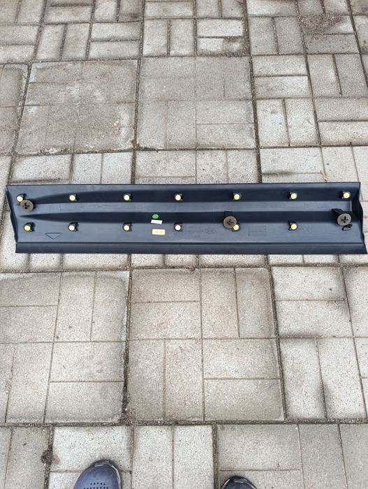 Продам наружний молдінг задньої правової двері Land Rover Freelander 2