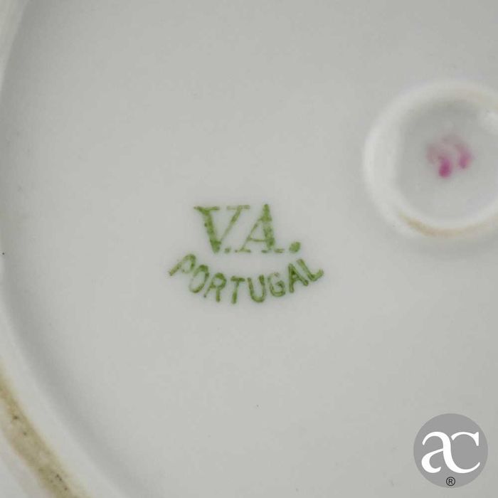 Prato em porcelana Vista Alegre, pintado à mão