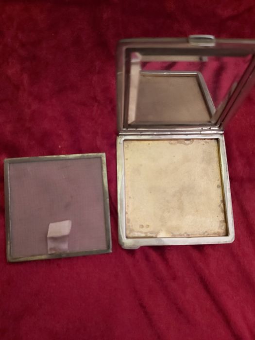 Przedwojenna srebrna puderniczka